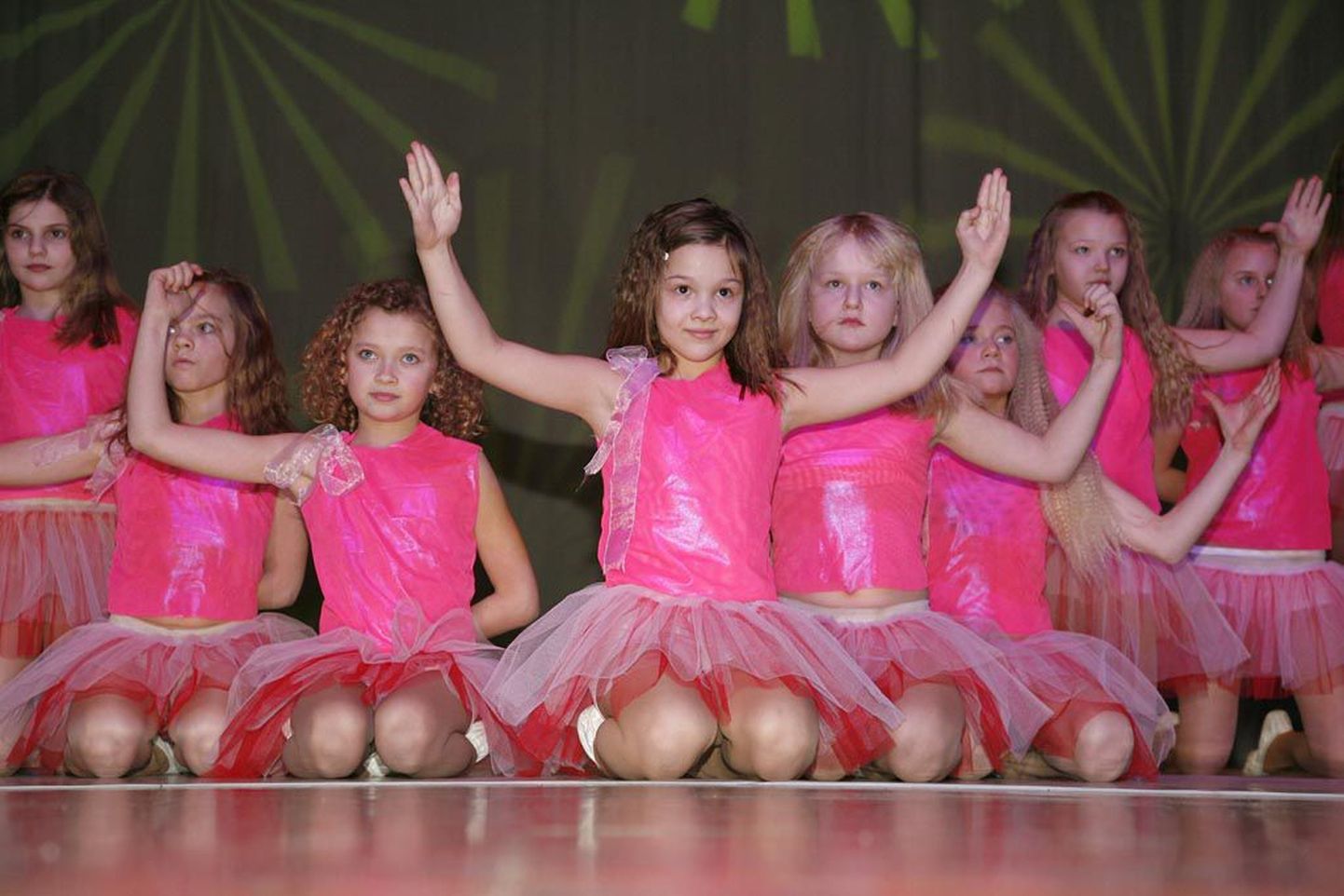 "Koolitantsul 2009" esitavad WAF Dance tantsukooli lapsed tantsu "Unes või ilmsi".