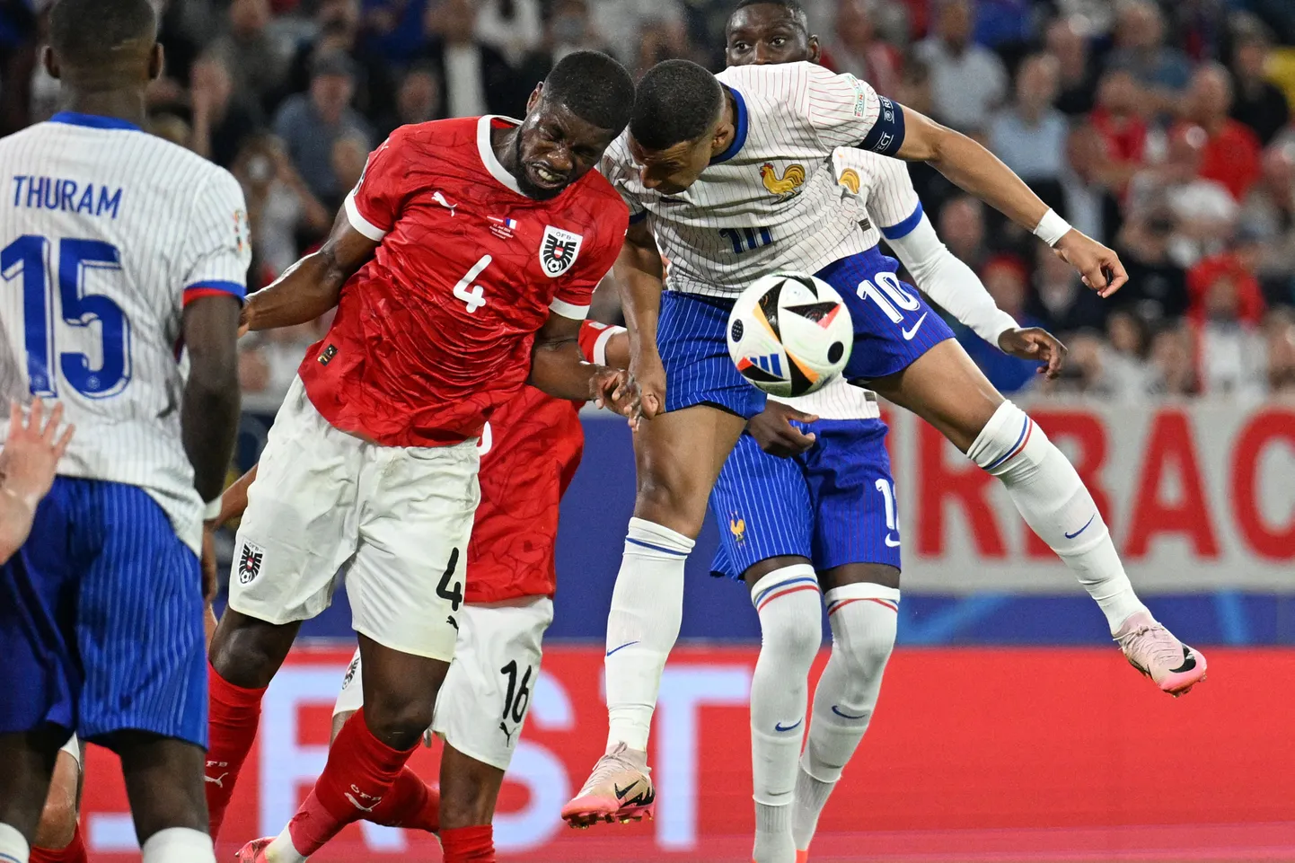 Kevin Danso ja Kylian Mbappé.