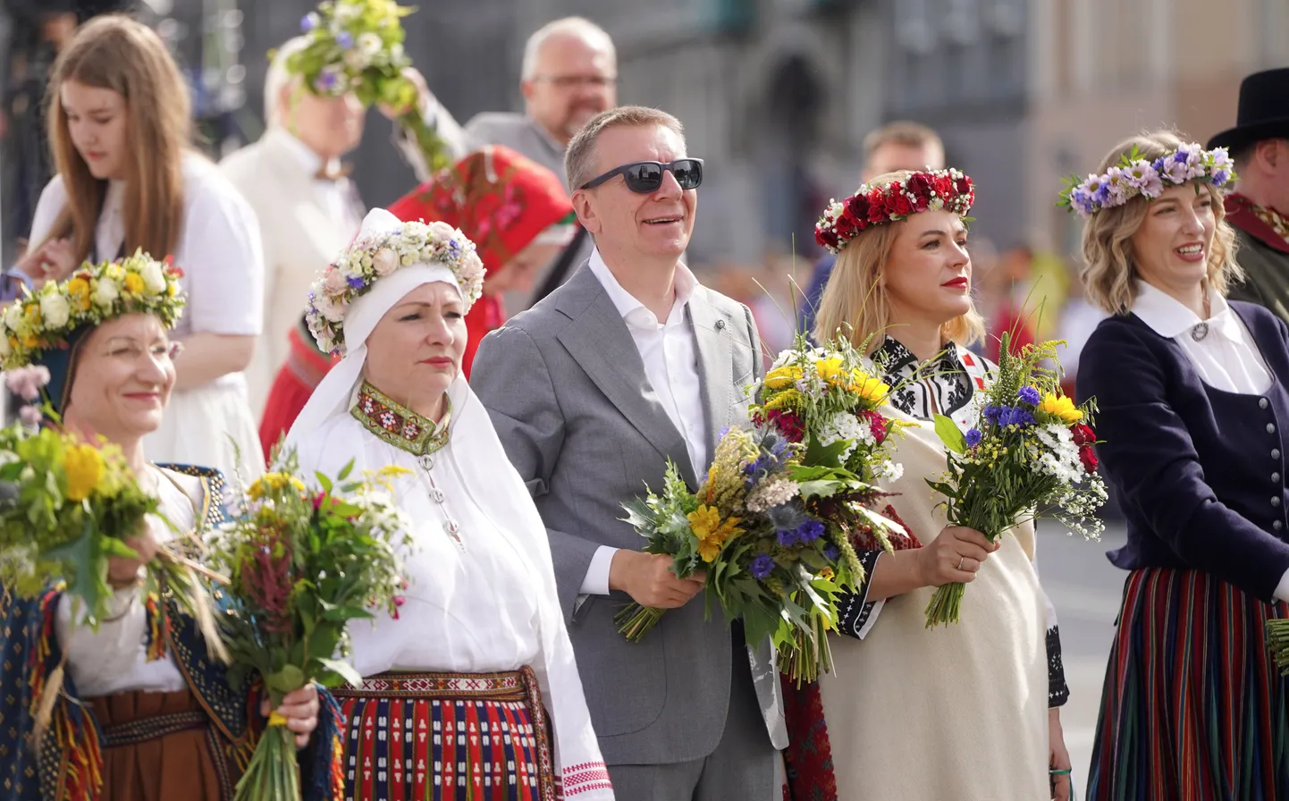 FOTO UN VIDEO Rinkēvičs: Skolu jaunatnes dziesmu un deju svētkos aust ...