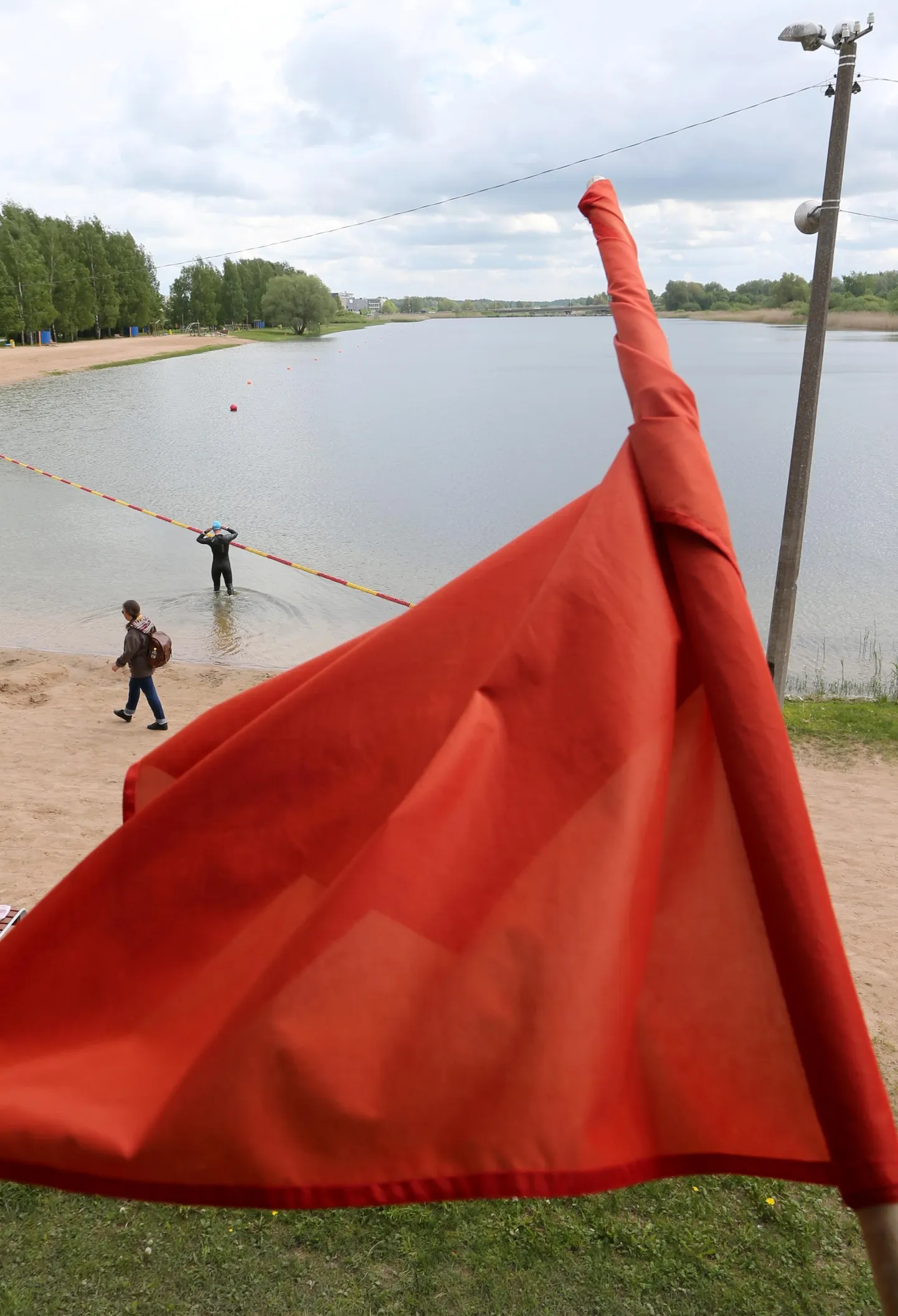 Punane lipp ei heidutanud möödunud nädalavahetusel siiski paari ujujat veemõnusid nautimast.