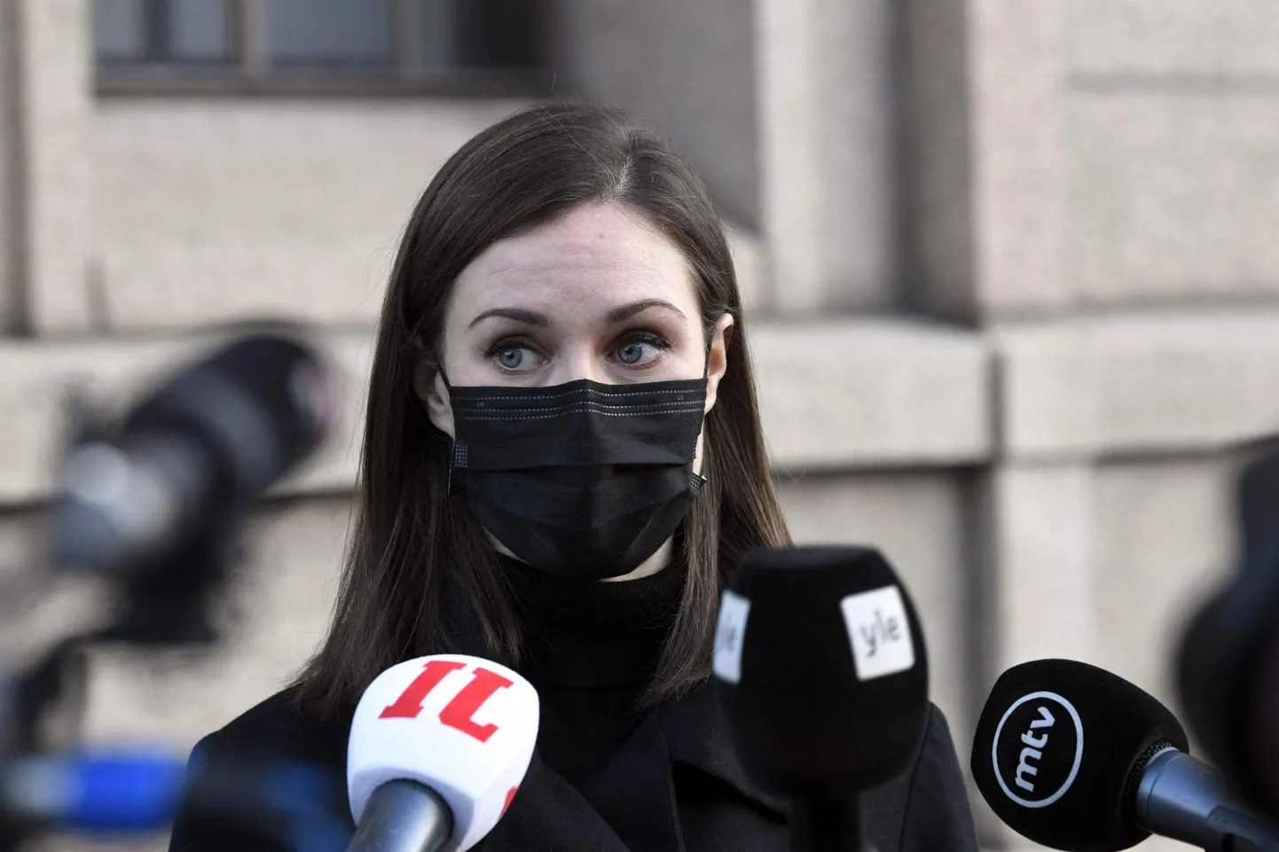 Soome peaminister Sanna Marin vestlemas sel nädalal Helsingis parlamendihoone trepil ajakirjanikega.