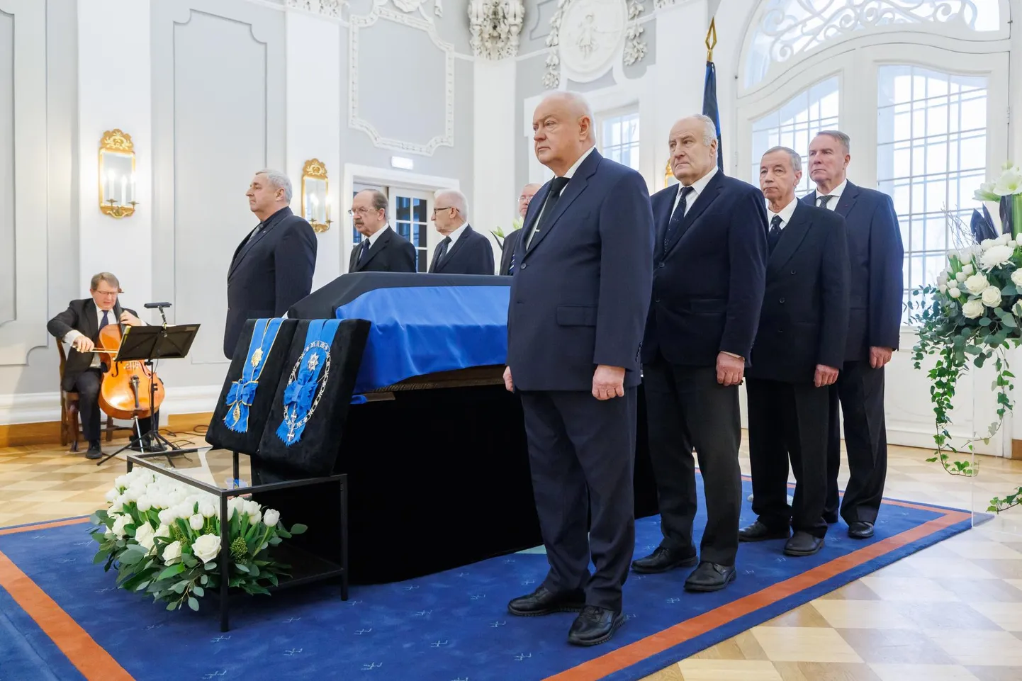 Hüvastijätt president Arnold Rüütliga Kadrioru lossis. Auvalves seisavad kaaslased Rahvaliidu päevilt. Esiplaanil Villu Reiljan.