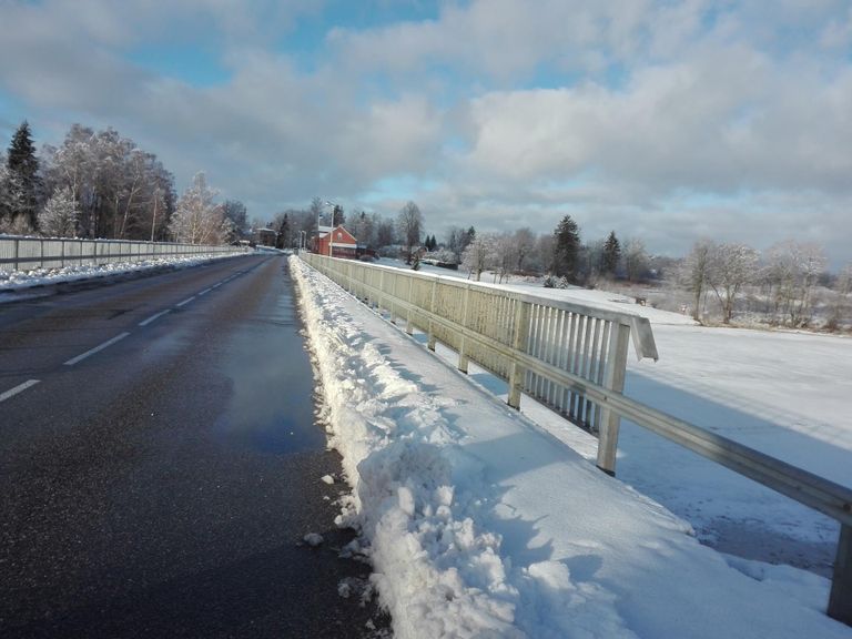 Sakala Teede töömehed lükkasid Tori silla sõidutee osa lumest puhtaks, uhades hanged kõnniteele, mistõttu jalakäijad on sunnitud liikuma autoteel.
