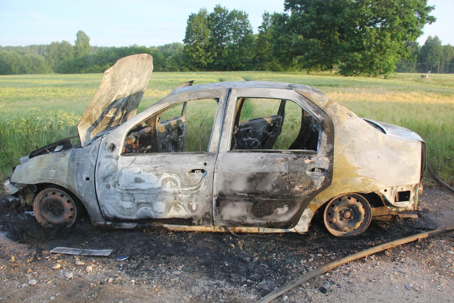 Tartumaal põrutasid lapsed autoga kraavi, aga jätkasid sõitu, kuni Dacia tuld võttis.