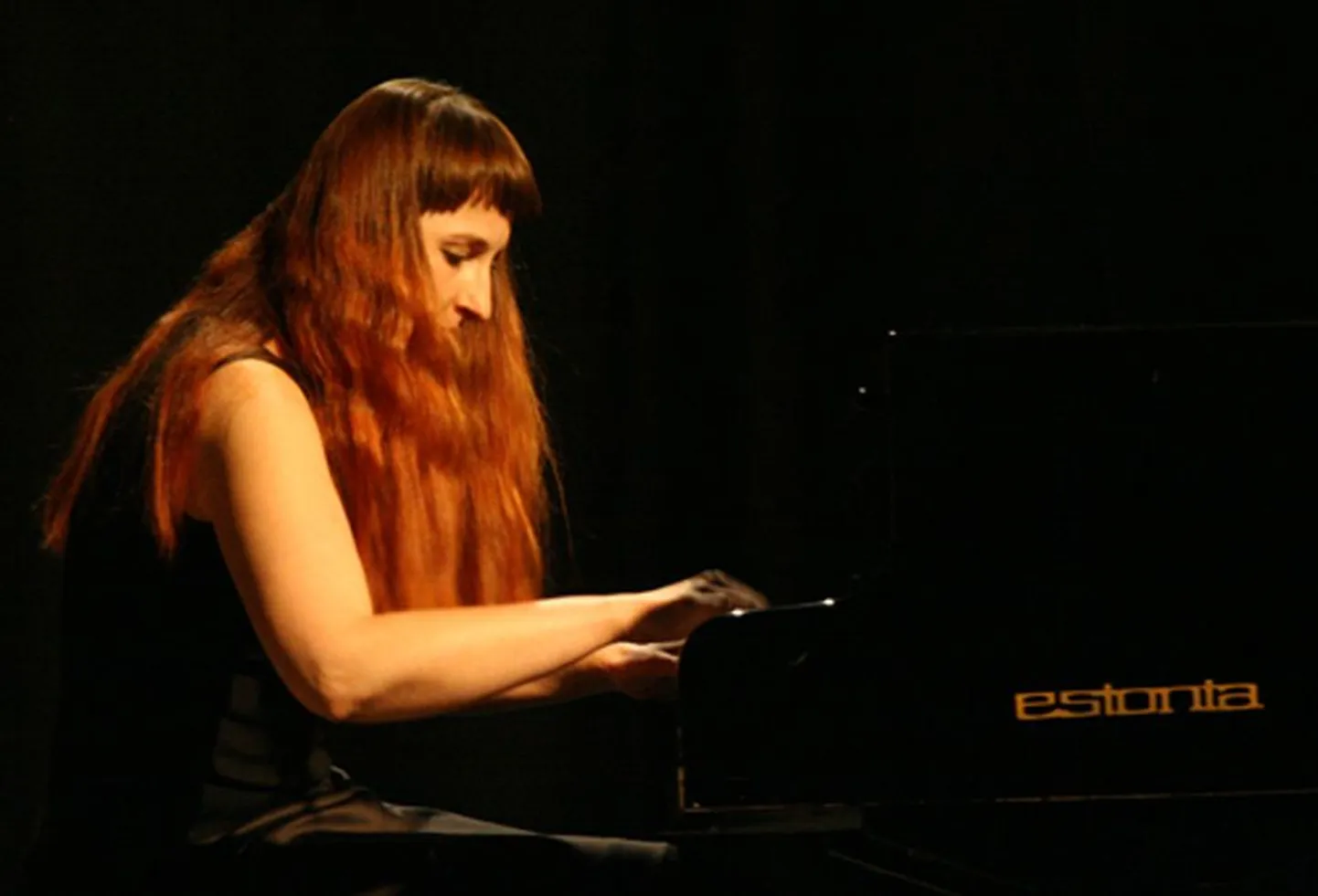 Pianist Kadri-Ann Sumera annab teisipäeval, 7. aprillil kell 18 Viljandi muusikakooli orkestrimajas soolokontserdi.