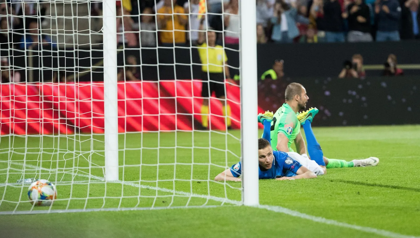 Marek Tiits leiab, et kuigi Eesti jalgpallikoondises on niisuguseid mängijaid nagu Viljandist pärit Karol Mets (fotol kõhuli), pole see tervikuna viimastel aegadel piisavalt kiiresti uuenenud. Kohtumine Saksamaaga ilmestas seda Tiitsi meelest eriti hästi.