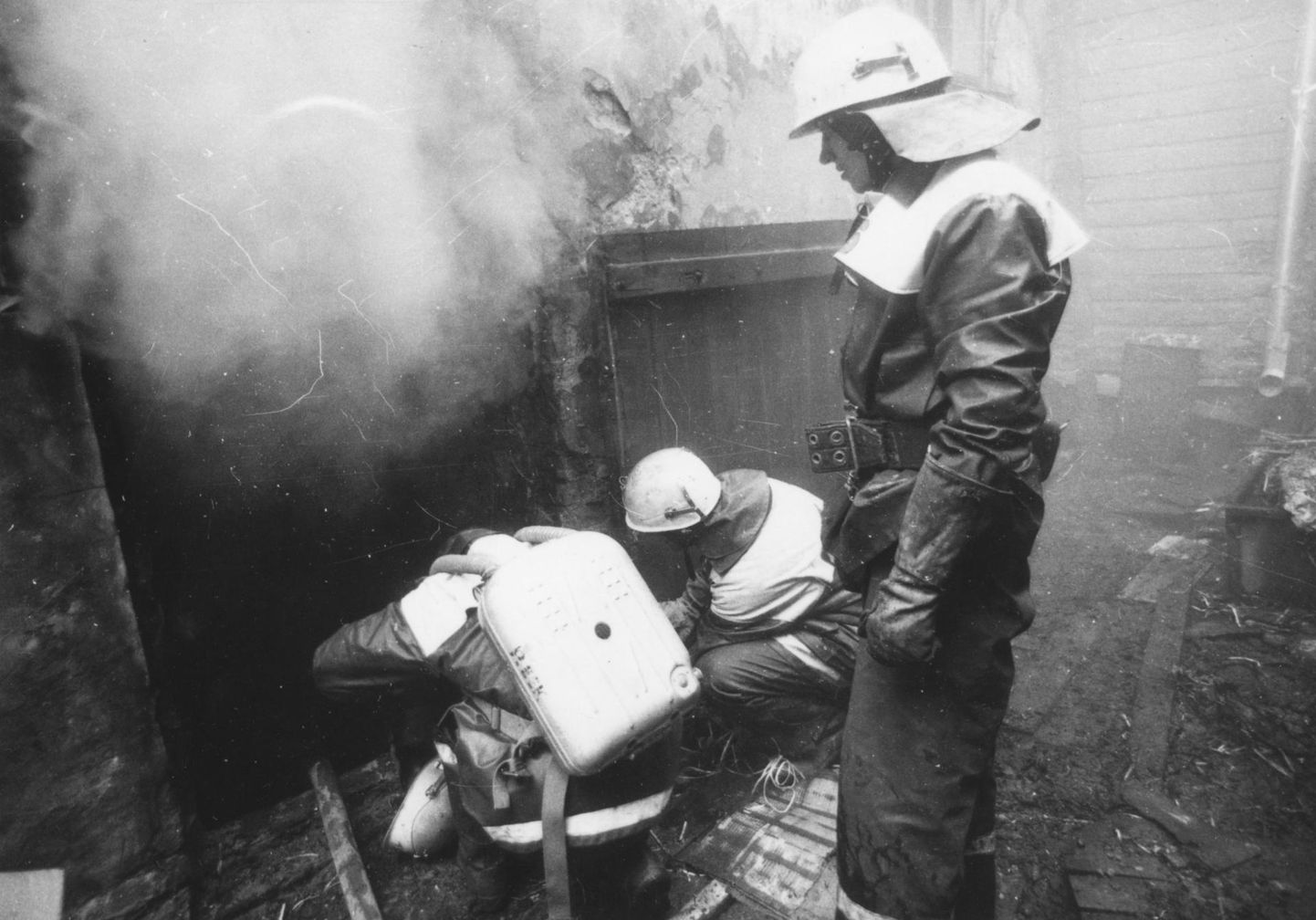 Tuletõrjujate varustus polnud 1990-ndatel loomulikult selline nagu praegu, kuid kõigest hoolimata tegid mehed oma rasket ja tänuväärset tööd, päästes inimelusid.