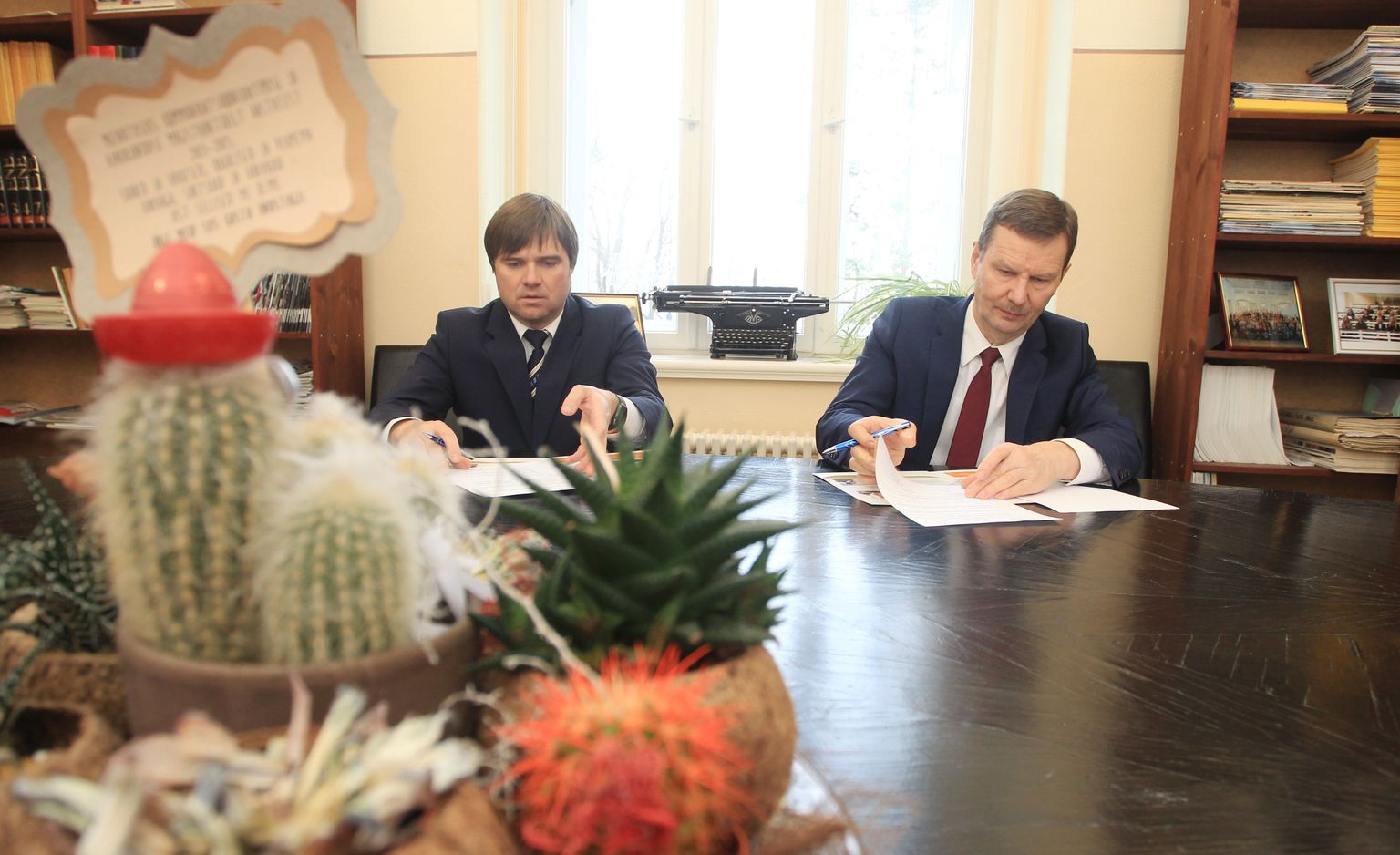 Eesti Meedia juhatuse esimees Sven Nuutmann (vasakul) ja Tartu Ülikooli rektor Volli Kalm allkirjastasid eile koostöölepingu.