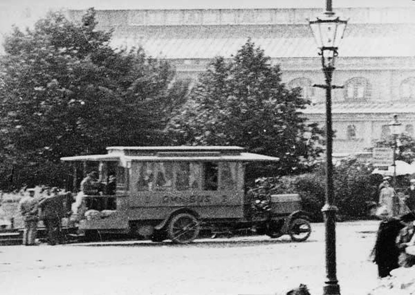 Esimene Tallinna buss oli 1922. aastal Saksamaalt toodud pruugitud Daimler.