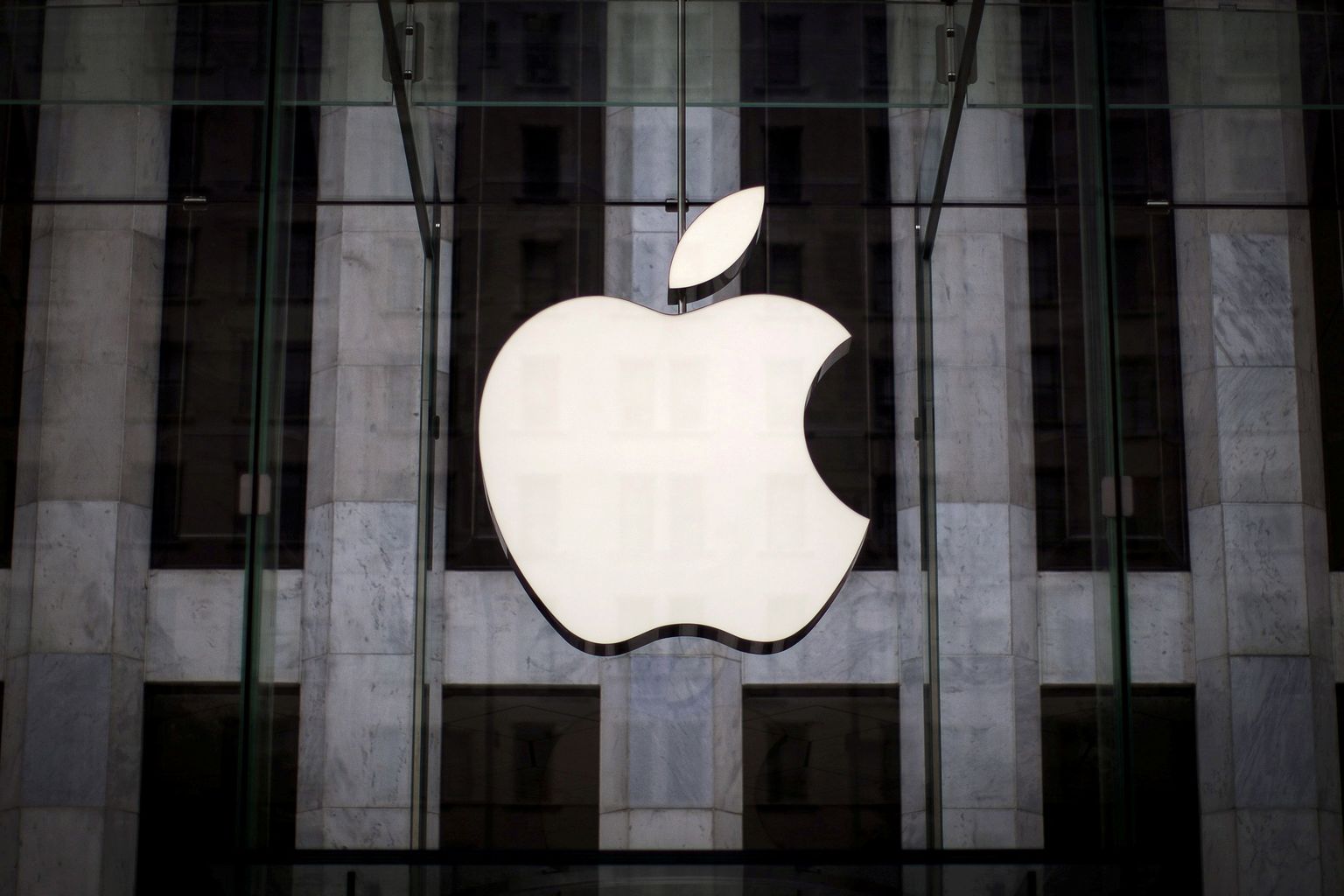 Apple'i logo New Yorgi 5. avenüü esinduspoe ees.