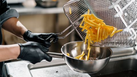 SINA KA? ⟩ Etiketiguru noomib: enamik inimestest sööb friikartuleid täiesti valesti