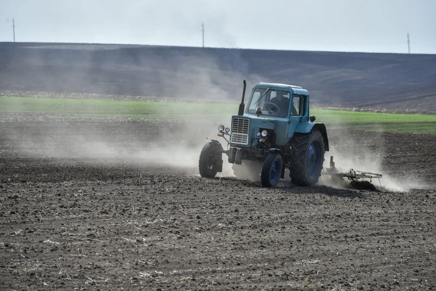 Sõjast hoolimata käivad Lääne-Ukrainas Hmelnõtskõi oblastis põllutööd. Foto pärineb 2. maist.