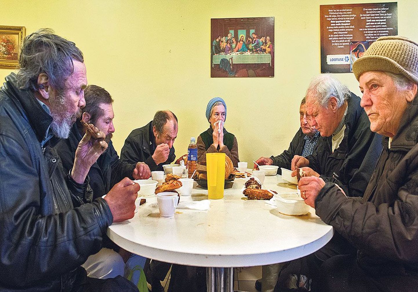 Во вторник, 29 сентября,  суповая кухня на улице Сепа в Таллинне в последний раз накормила около 200 человек. Перед тем как приступить к еде, люди произносили короткую молитву на эстонском и русском языках.
