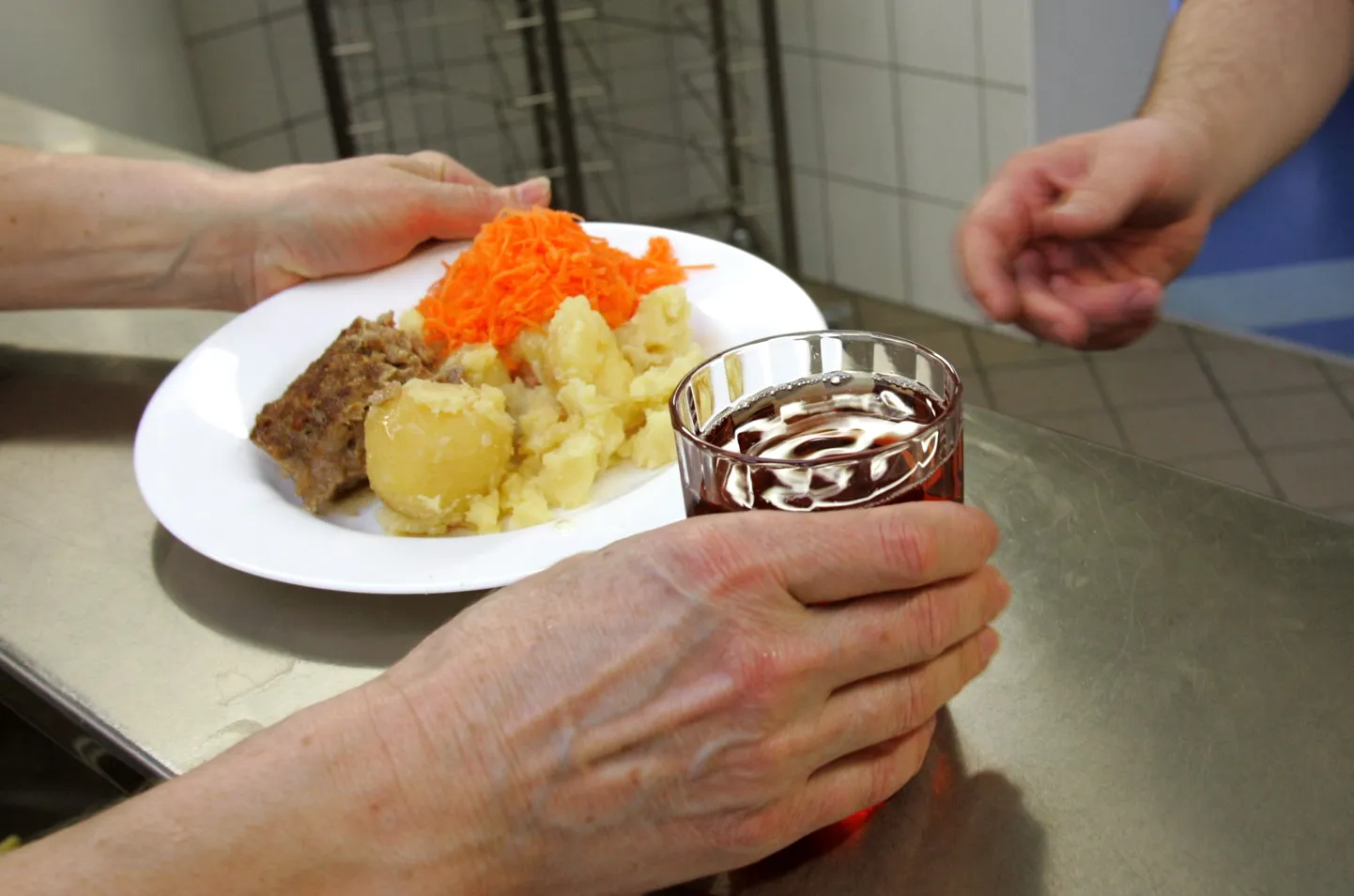 Koolikokad muutuvad üha eakamaks, kuid koolisööklasse on ka noori raske tööle saada.