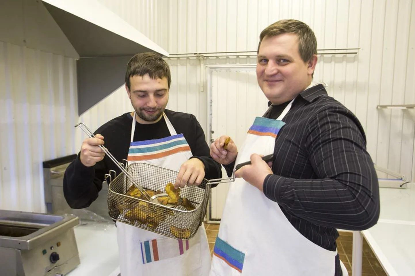 Vaksali tänaval Mulgi Krõpsude tootmishoones oli proovipäev. Ronni Neissaar (vasakul) ja Indrek Palu valmistasid 150 kotitäit Mulgi krõpse.