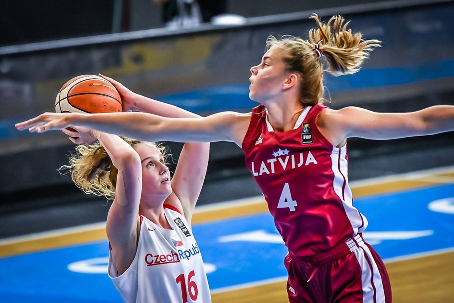 Latvijas U-16 izlases meitenes cīņā pret Čehiju.