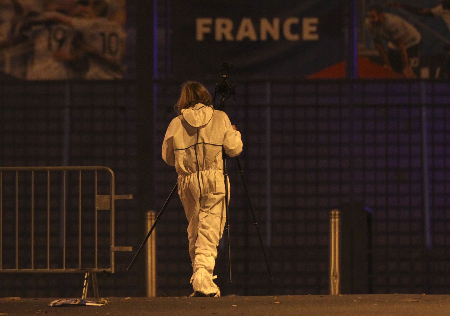 Politseiuurija Stade de France'i juures terrorirünnaku tagamaid uurimas.