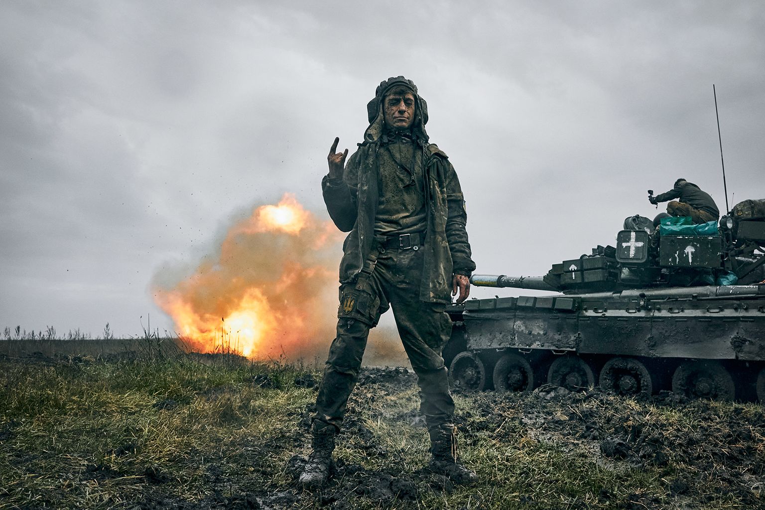 Война в Украине. Солдат ВСУ на фоне танка