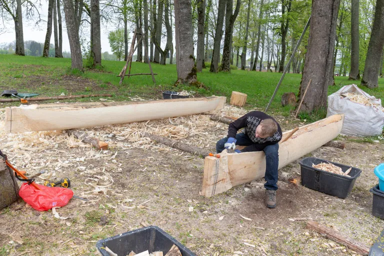 Loodi puutöömõisas õpitakse haabjat valmistama.