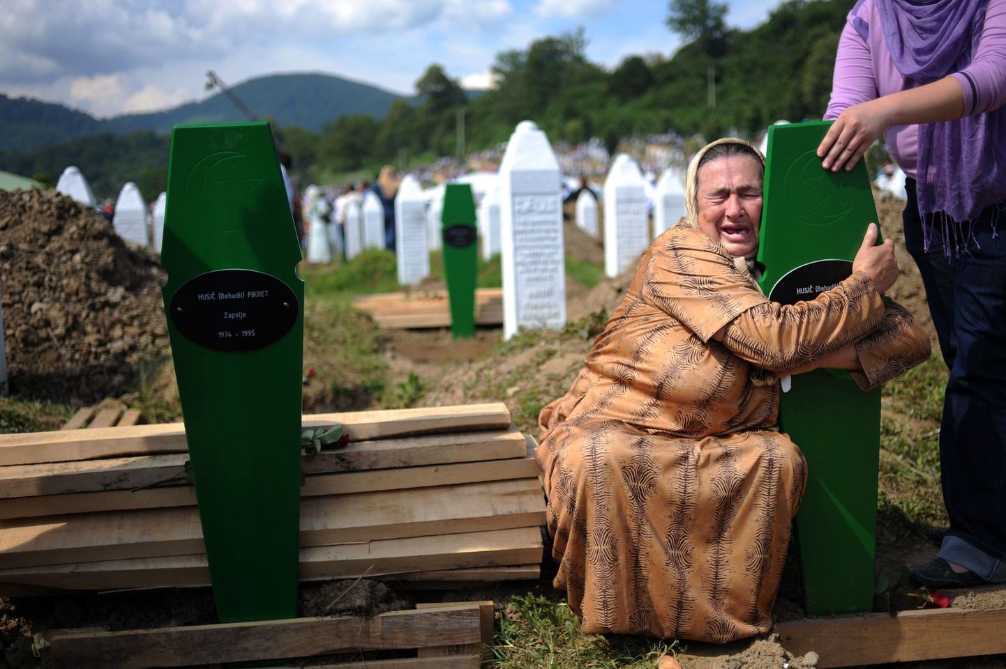 Bosnia naine nutab oma äsjamaetud kahe poja haual.