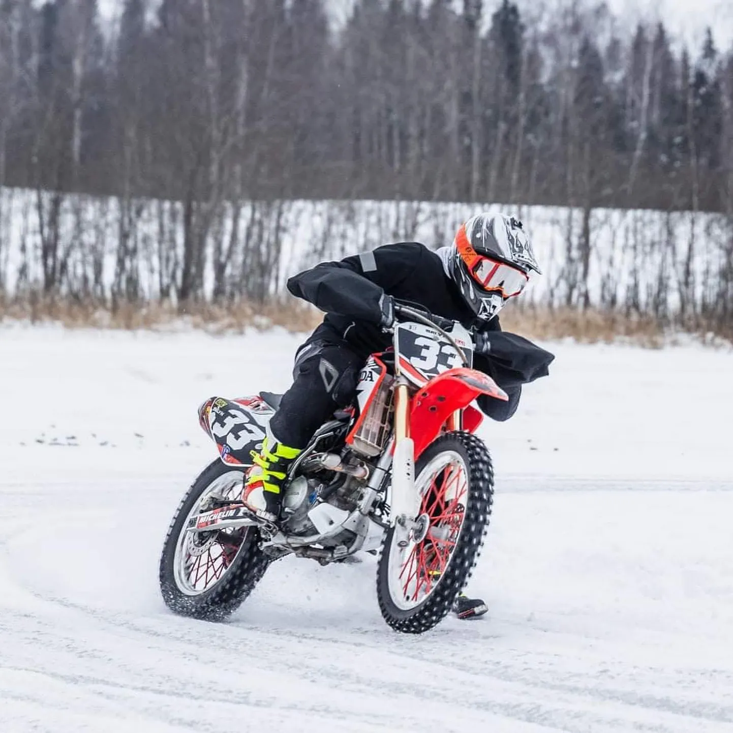 Pärnu Vihuri motoklubi kasvandik Selyn Kazakova nautis Kuremaa järvel võidurõõmu.