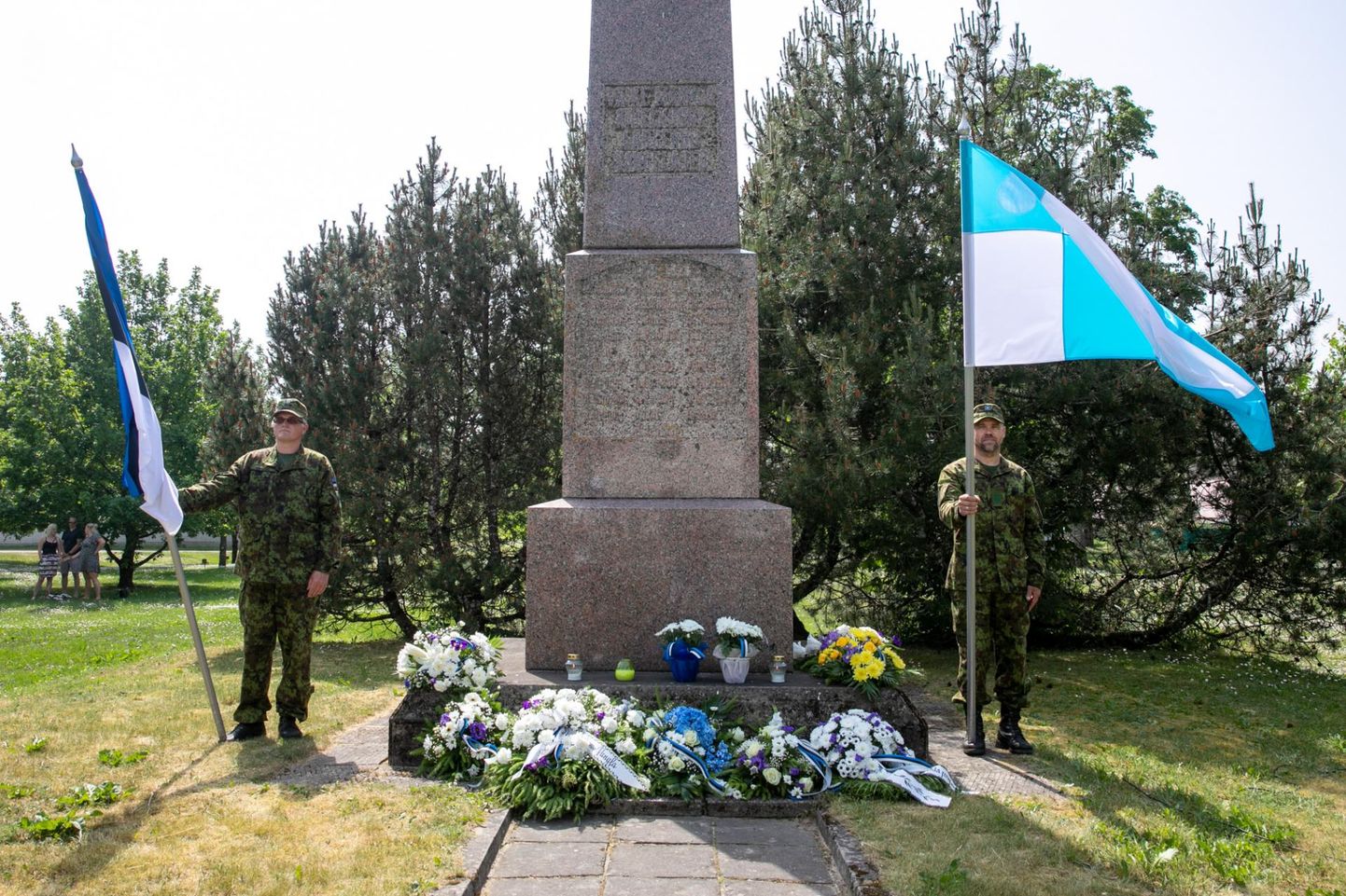 Lääne-Viru maakaitsepäev Väike-Maarjas algas pärgade asetamisega vabadussõja monumendile. Lippurid on Aimar Türbsal ja Taavi Kitsing.