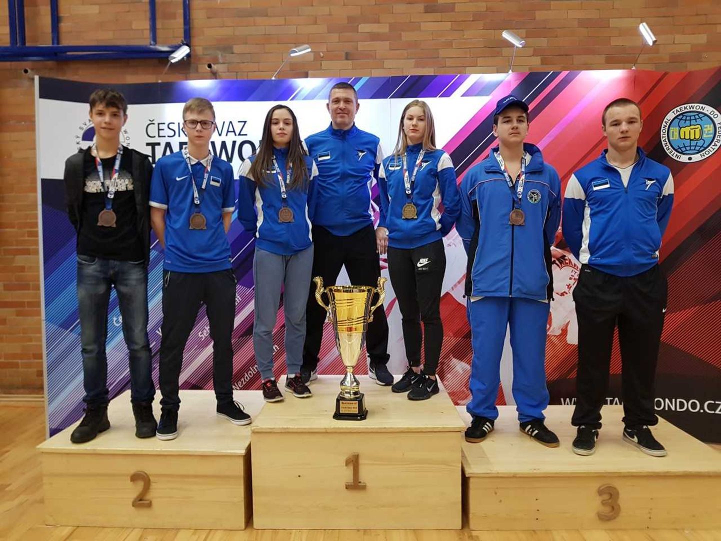 Pärnu taekwondo meeskond, kellest ei jäänud keegi medalita. Keskel Pärnu taekwondo klubi peatreener Robert Trofimov.