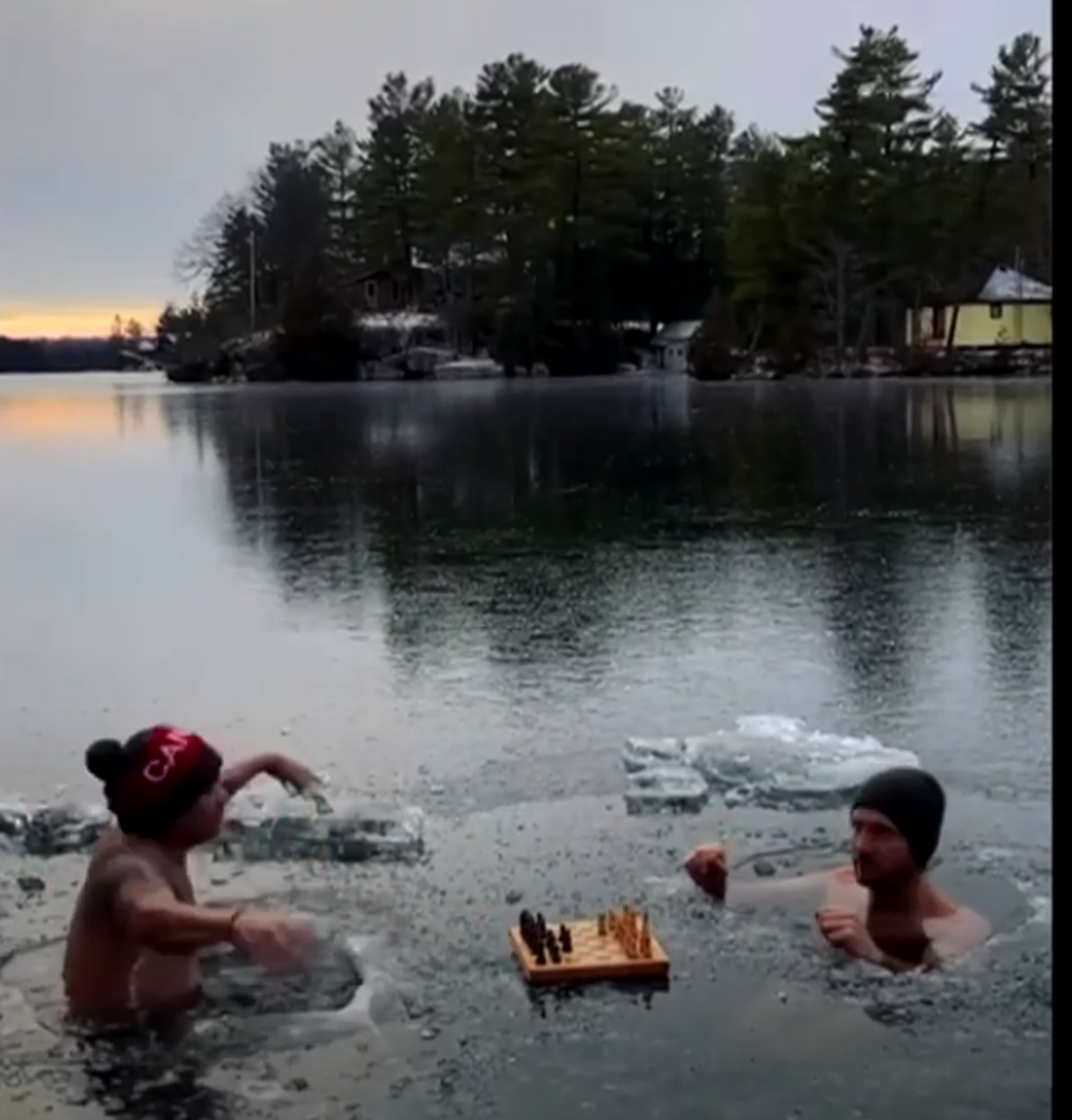 Kaks kanadalast mängisid külmas vees olles malet