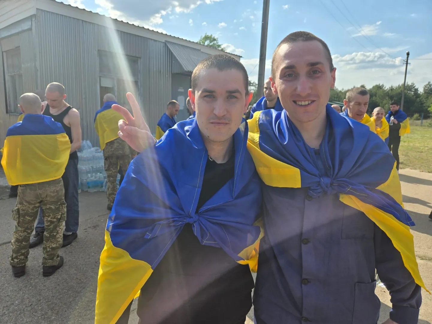 Kaks täna Venemaa vangist vabastatud Ukraina sõjaväelast.