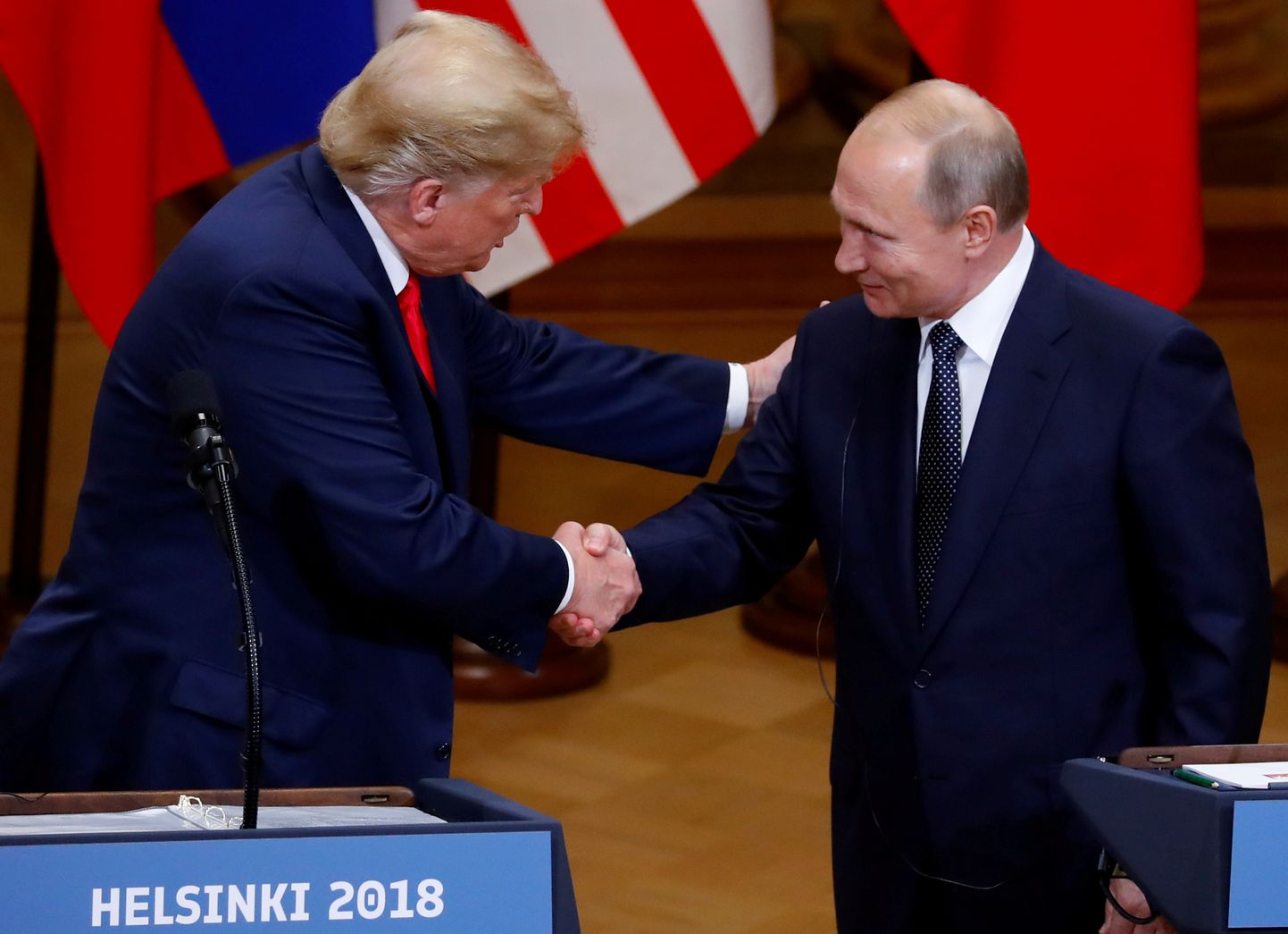 Donald Trump ja Vladimir Putin Helsingis kätt surumas.