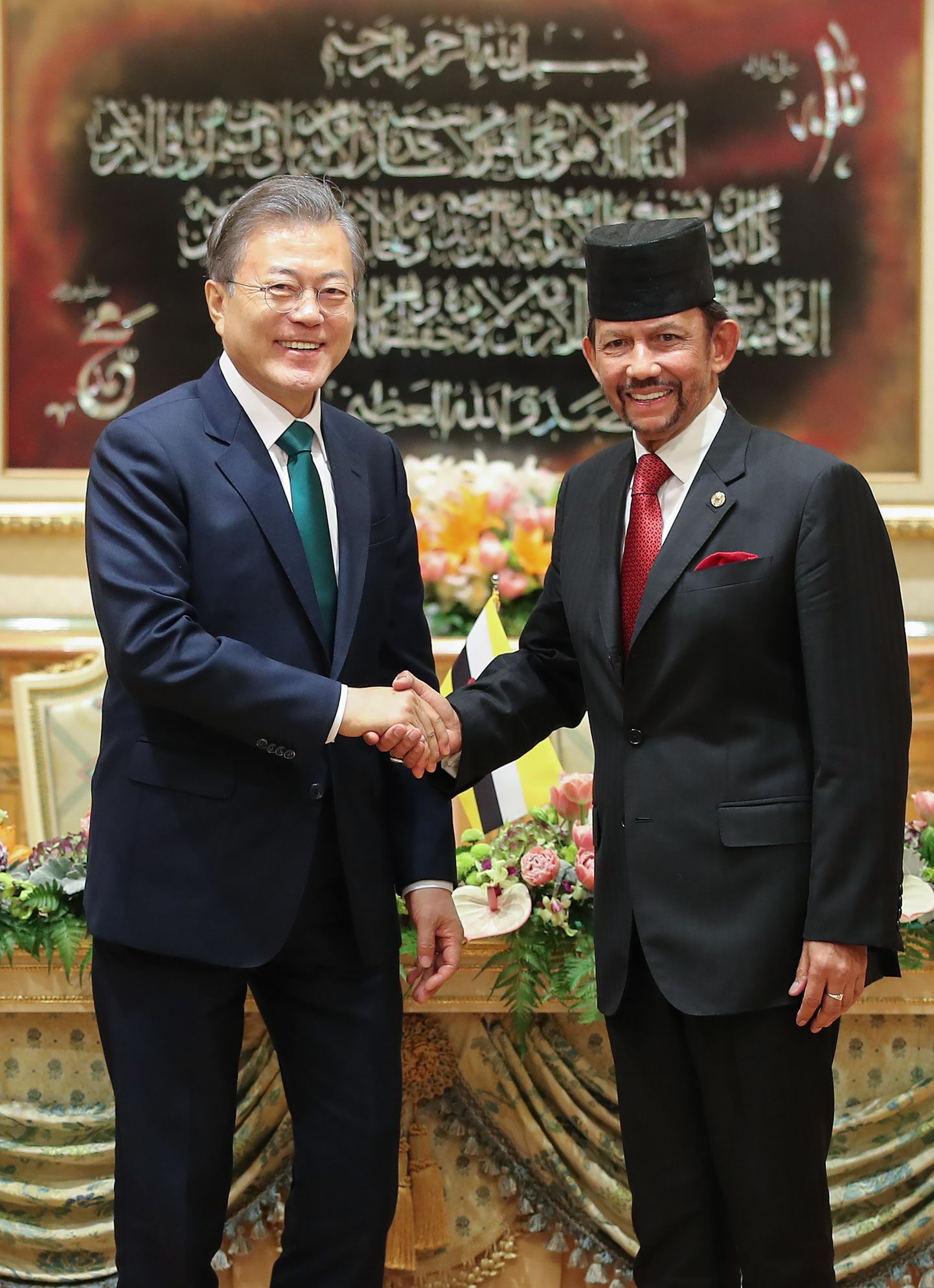 Brunejas sultāns Hassans Bolkiahs kopā ar Dienvidkorejas prezidentu. Ilustratīvs attēls.
