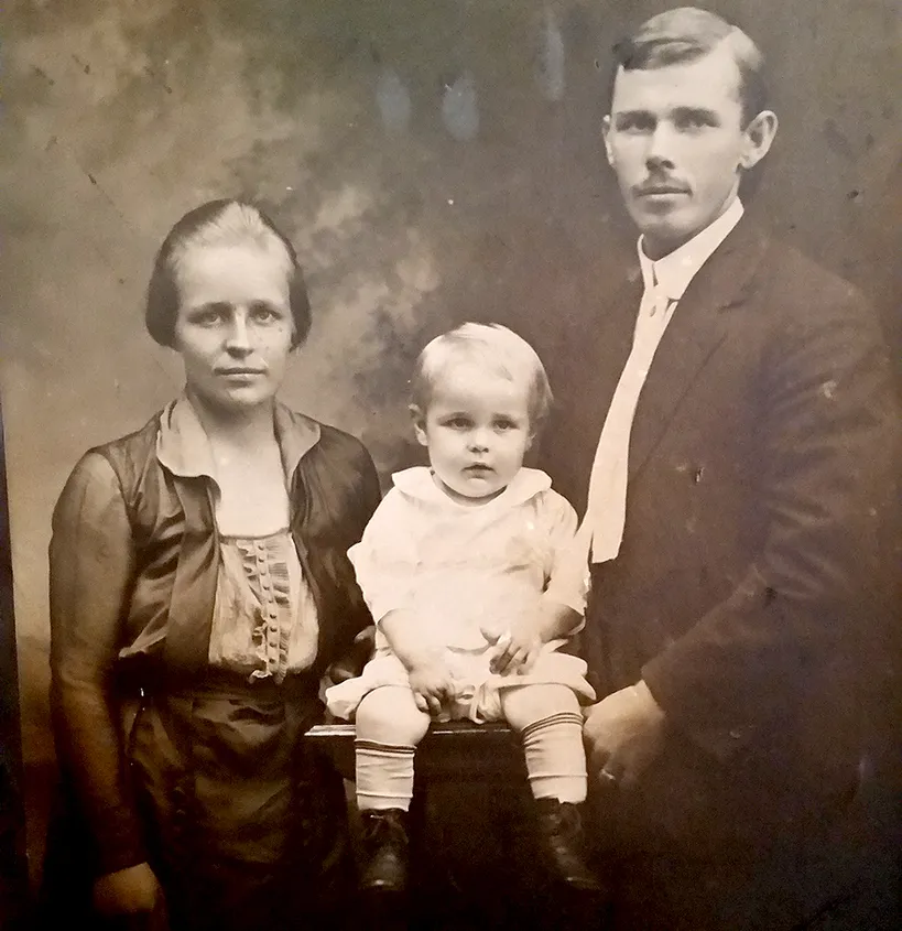 Edward ja Arthur Ruitbergi vanaisa Oscar koos vanaema Sandraga. Keskel kaksiksvendade isa Oscar Ruitberg juunior. Pilt on tehtud New Yorgis umbes 1918. aastal.