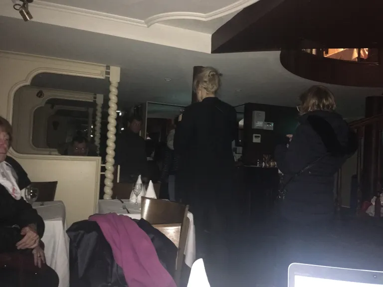 Inimesed on restoranis pimeduses ja ootavad, mis juhtuma hakkab.
