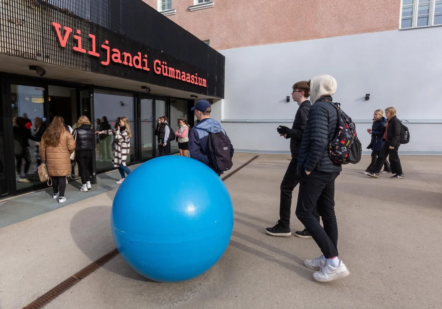 Laupäeva hommikul läks Viljandi gümnaasiumisse sissastumiskatseid tegema ligi kolmsada põhikooliõpilast.