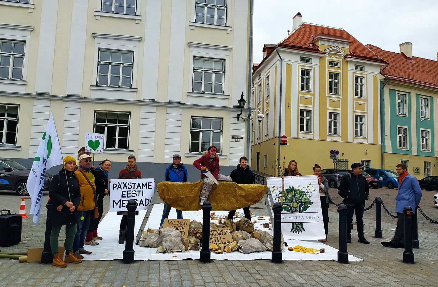 Meeleavaldus Toompeal, millega MTÜ Päästame Eesti Metsad ja Eestimaa looduse fond kutsuvad riigikogulasi mitte hääletama puidu elektrist põletamise poolt.