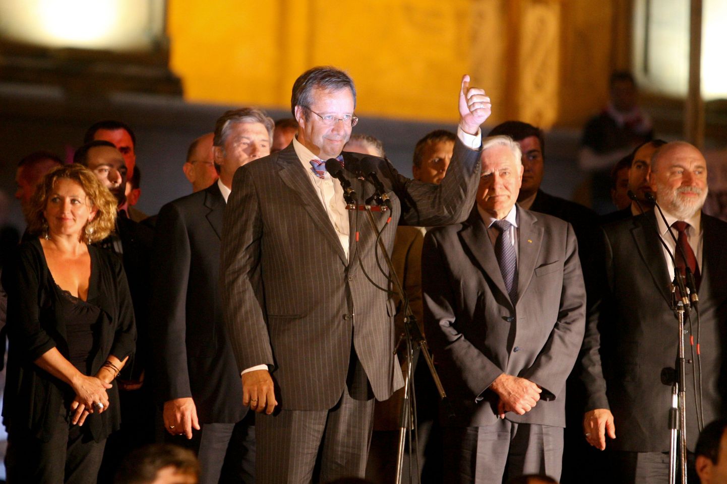 President Ilves teisipäeva öösel Gruusia parlamendi ees toimunud meeleavaldusel.
