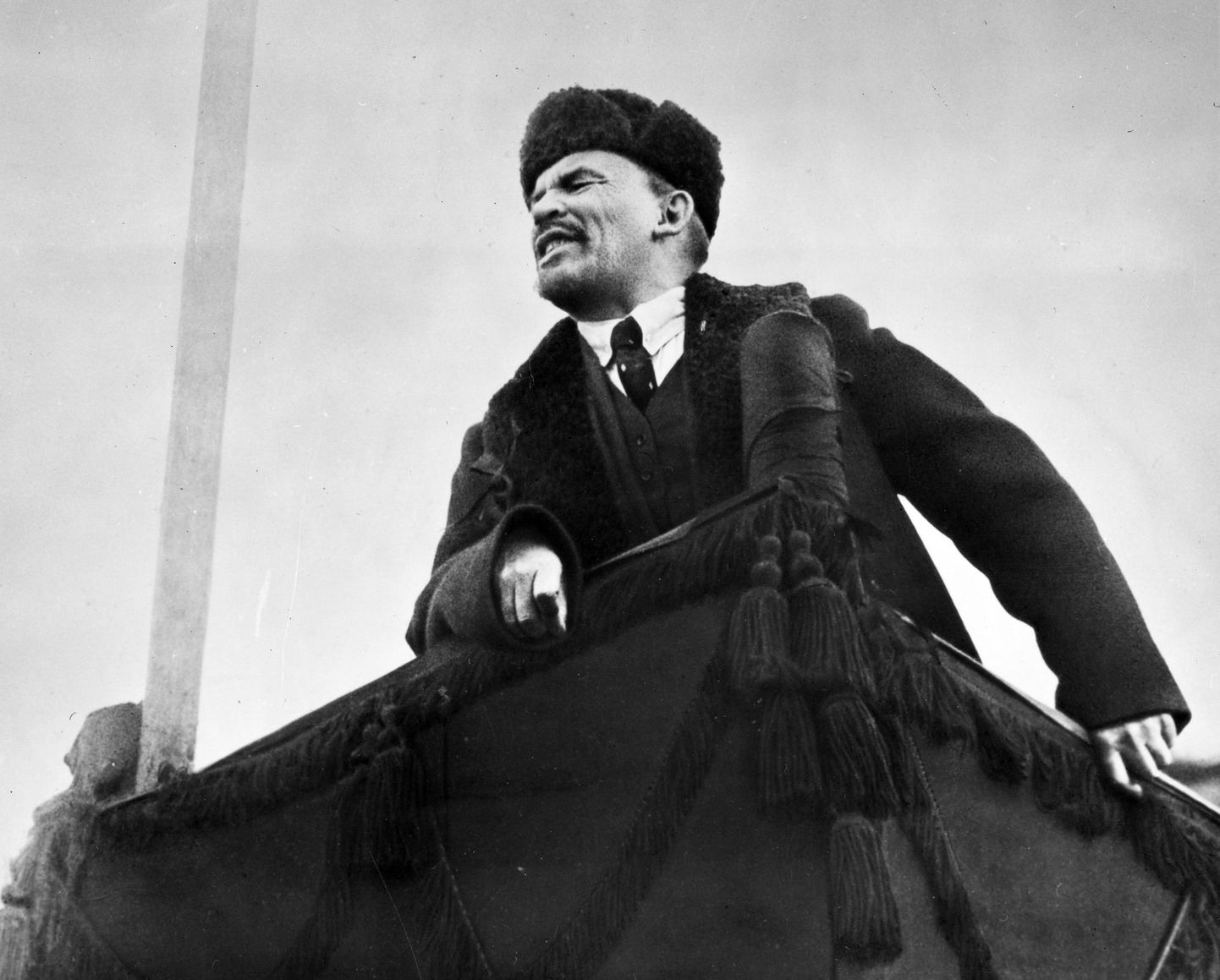 Vladimir Iljitš Lenin kõnelemas 7. novembril 1918 Moskvas Punasel Väljakul. 