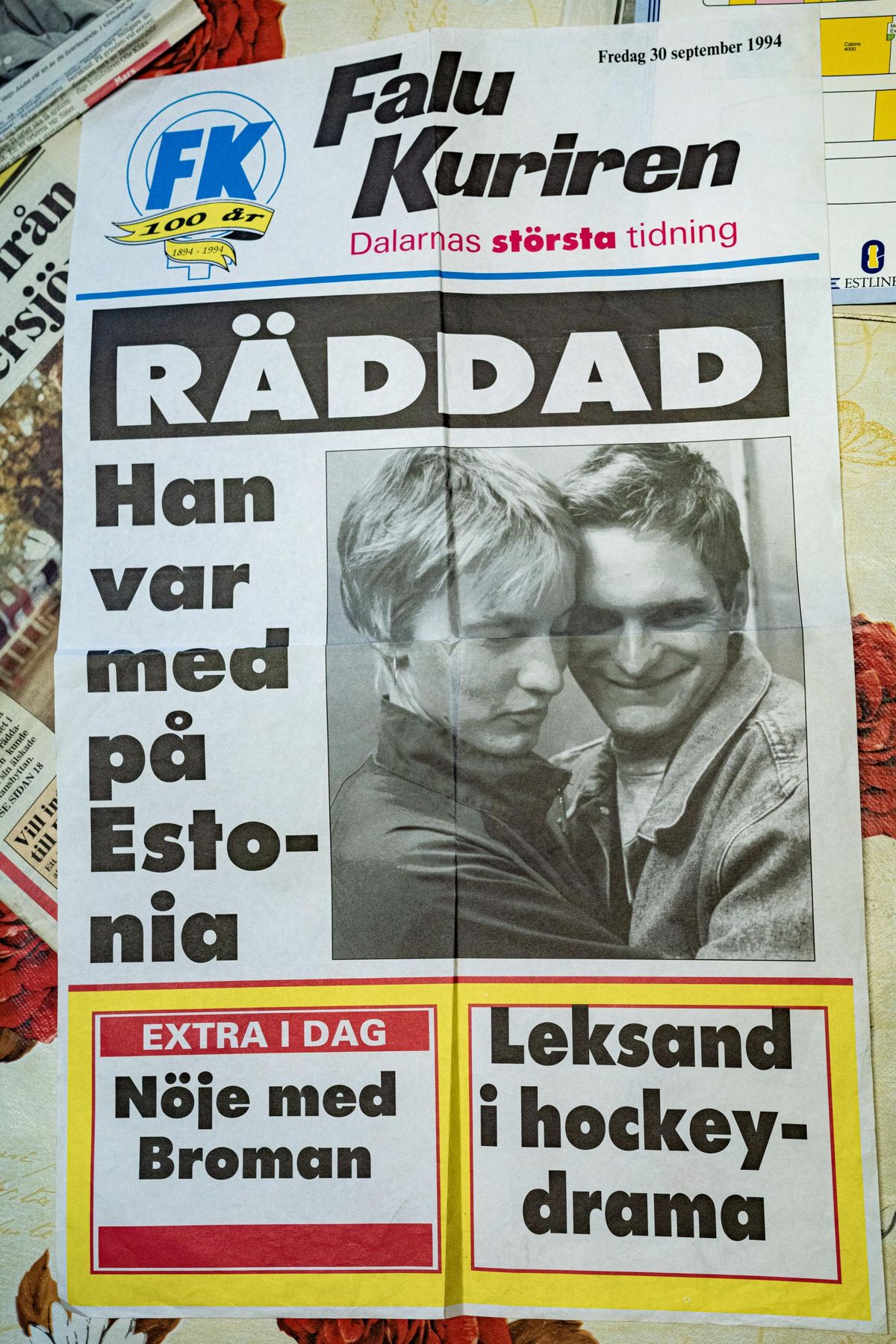Estonia laevahukule pühendatud Rootsi lehe reklaam, mida ehib Veljo Juuse ja tema kallima, nüüdse abikaasa Kai pilt.