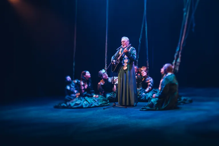 Romeo (Aivar Tommingas) laulab ja mängib kitarri.