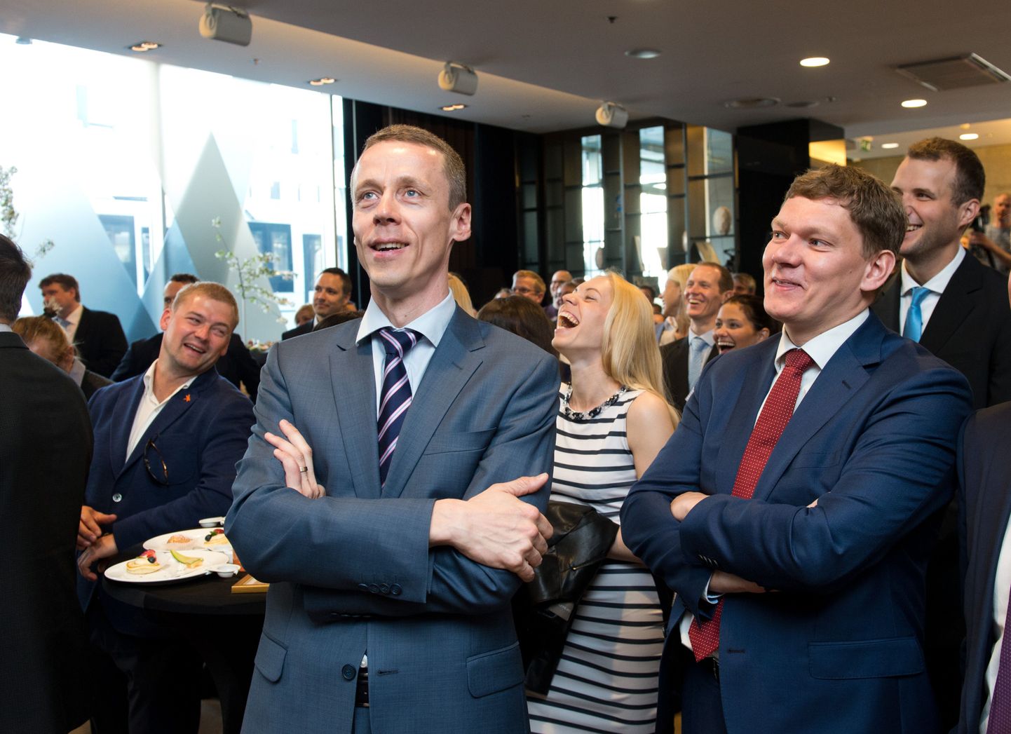Erkki Raasuke (vasakul) esmaspäeval, kui Tallinna börsil alustati esmaspäeval kauplemist LHV aktsiatega.