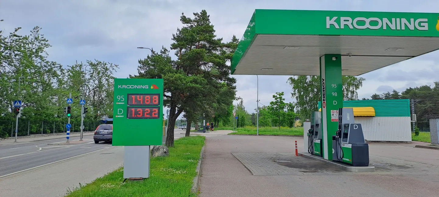 Kolmapäeva keskpäeval sai kütust Tallinnas Hiiu Krooningu tanklas osta veel küllaltki soodsate hindadega. Sarnased olid hinnad ka mai lõpus.