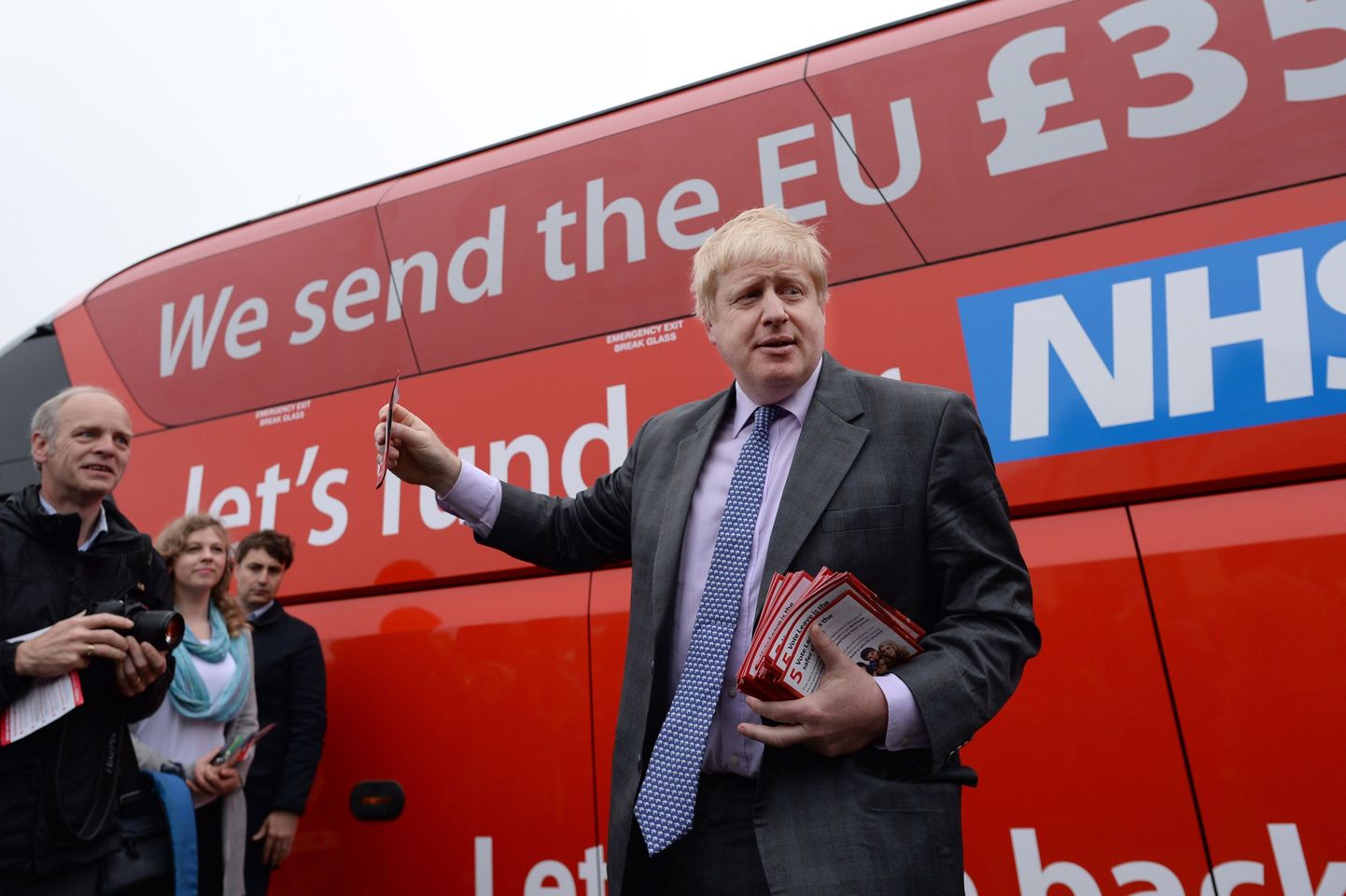 Suurbritannia endine välisminister Boris Johnson peab minema kohtusse, kuna väidetavalt esitas ta Brexiti referendumi eel valeväiteid. Pildil seisab ta bussi ees, millele kantud kirjas väideti, et Suurbritannia maksab Euroopale igal nädalal 350 miljonit naela.