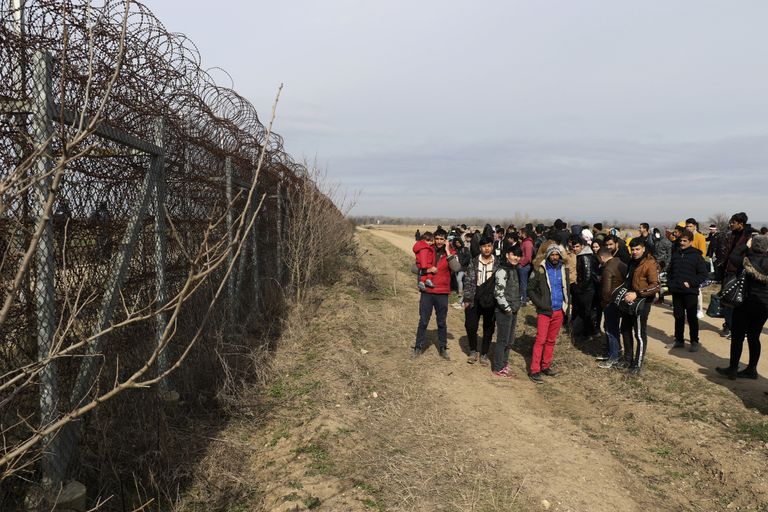 Migrandid Kreeka-Türgi piiril ootamas. 