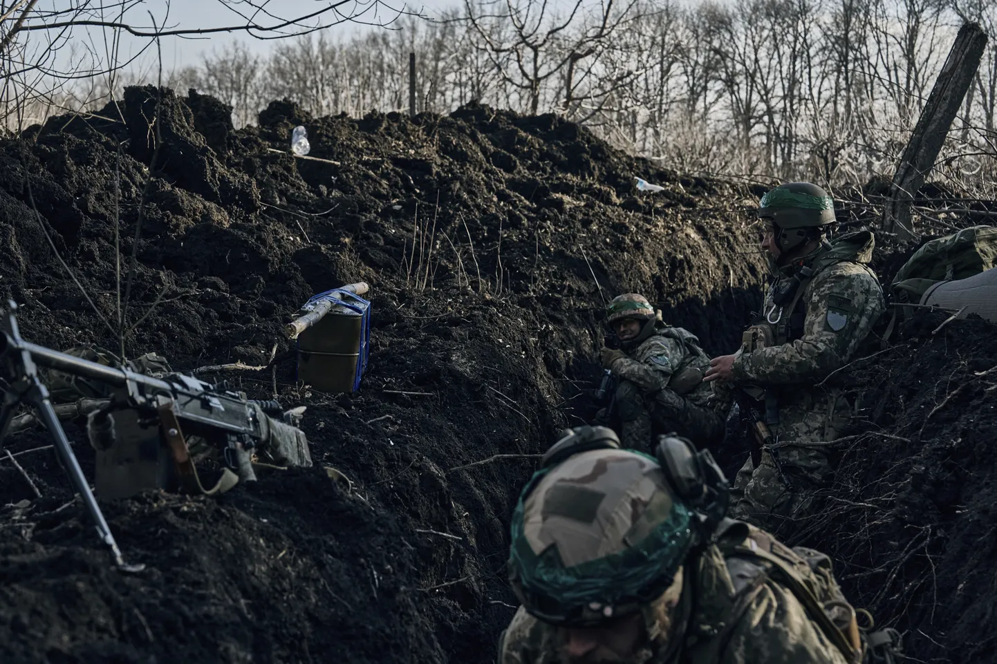 Ukraina sõdurid 5. märtsil 2023 Donetski oblastis Bahmuti lähedal kaevikus