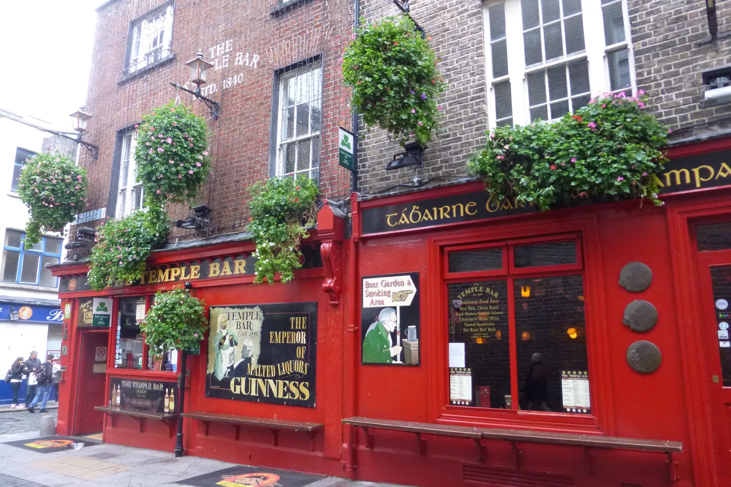 Linna kuulsaim pubi: legendaarne ja kärtspunane Temple Bar.