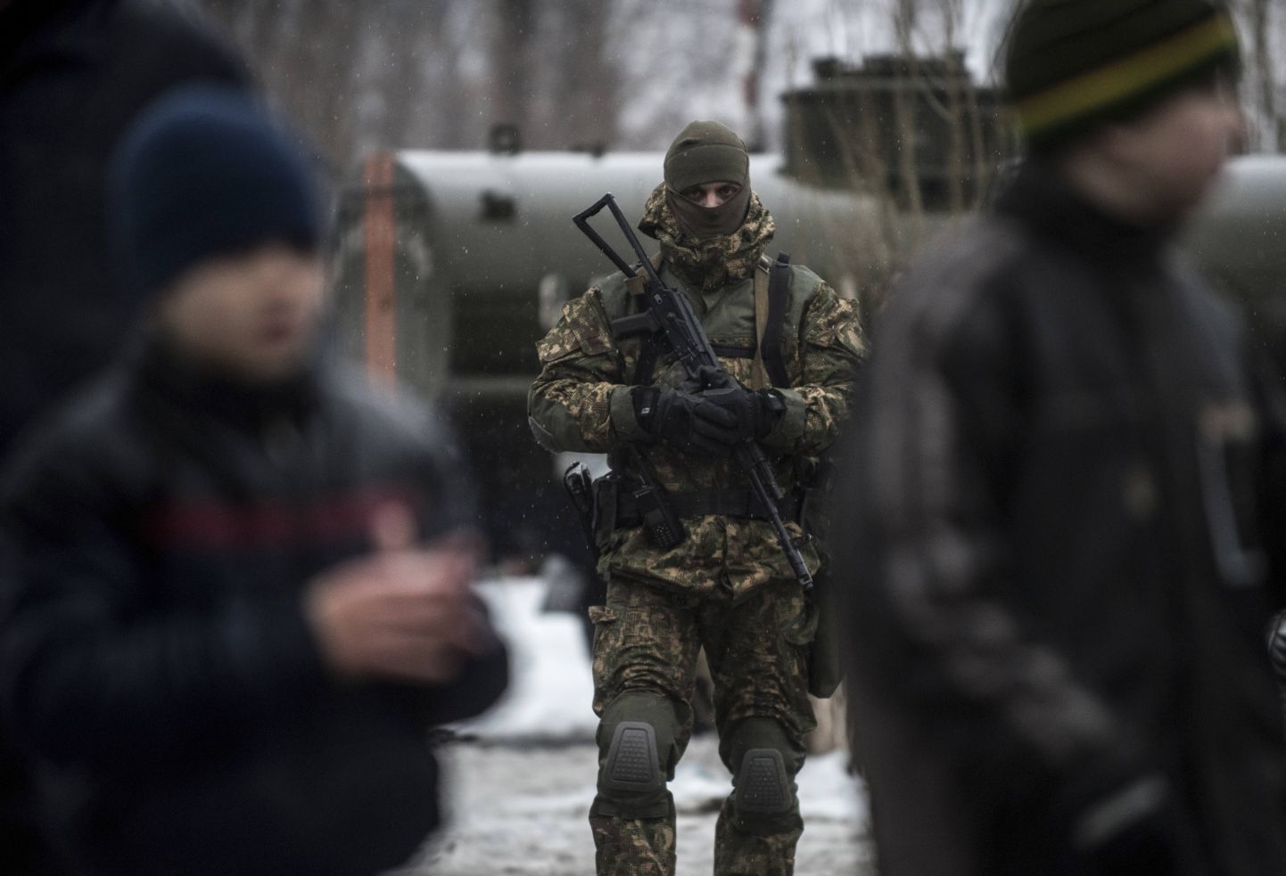 Ukraina sõjaväelane Avdijievka tänavatel patrullimas.