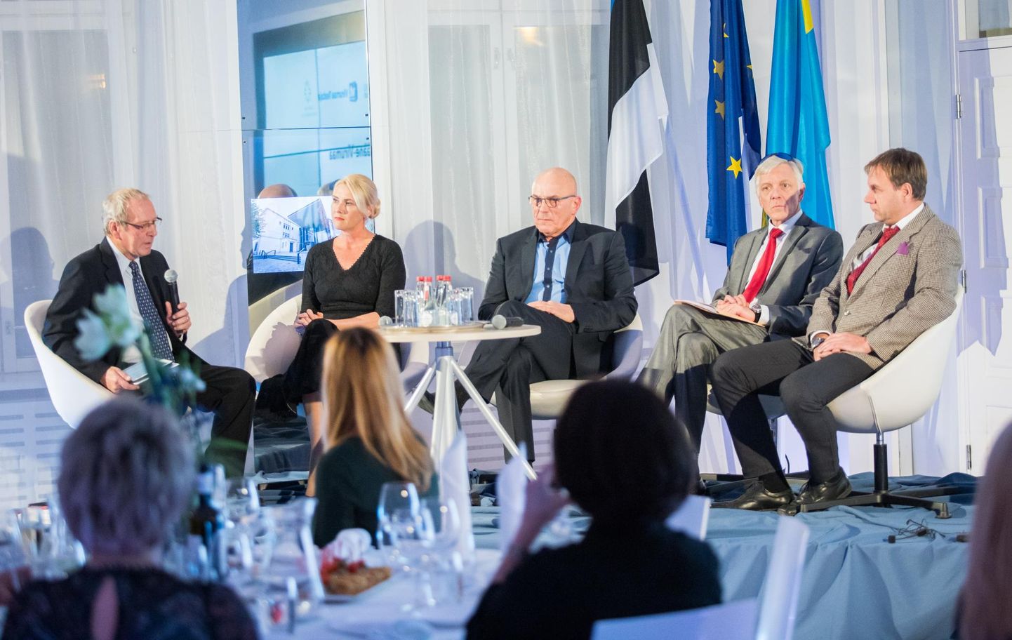 Ajakirjanik Ainar Ruussaare (vasakult) taktikepi all diskuteerisid debatil Anneli Prodel, Oleg Gross, Indrek Tarand ja Tõnu Palm.