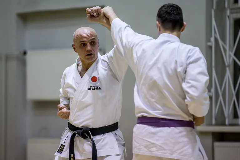 Sensei Alar Põllu blokkimist õpetamas. Punane lätakas rinnas on tegelikult Jaapani karate assotsiatsiooni ametlik logo.