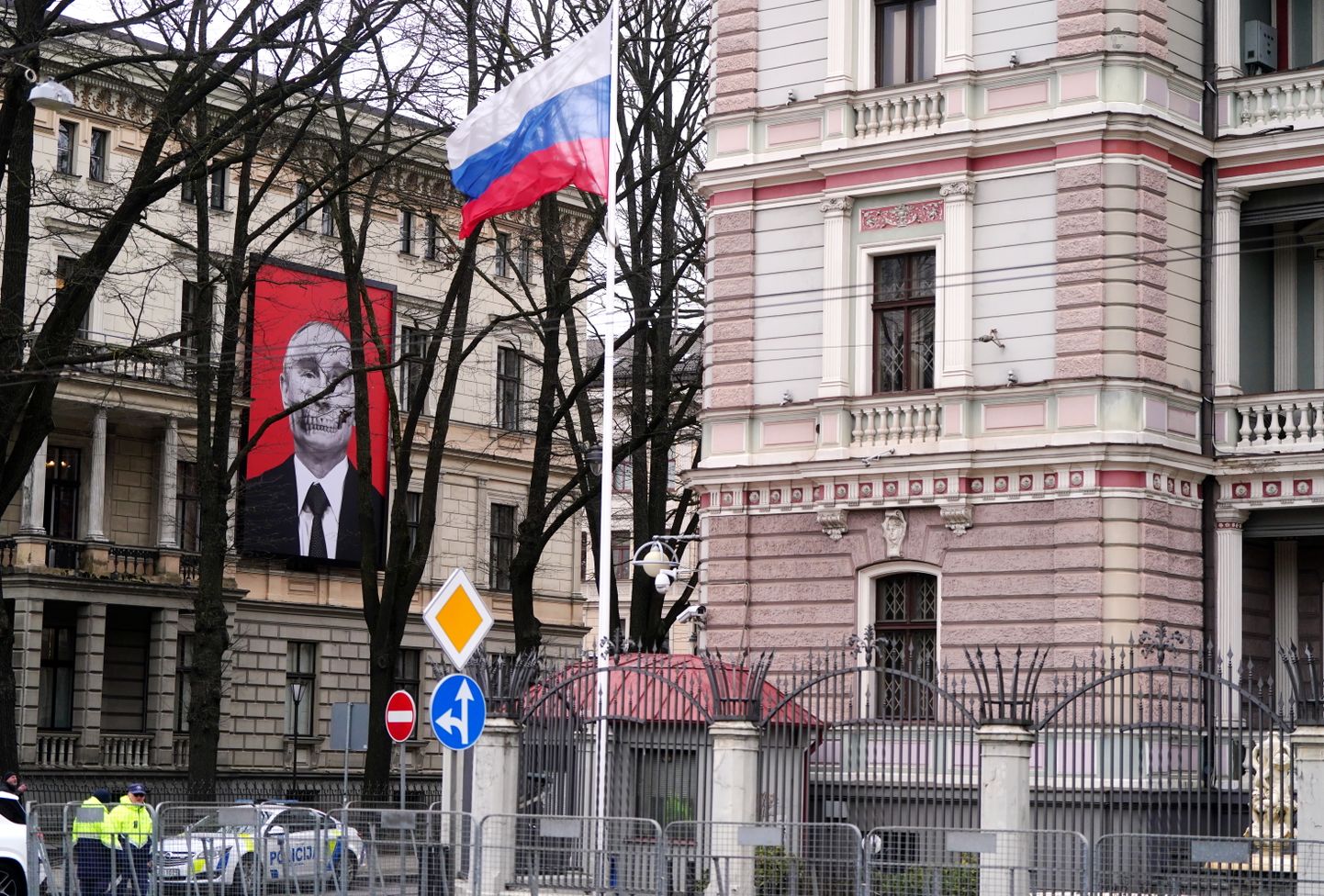 Российский флаг у посольства России в Риге