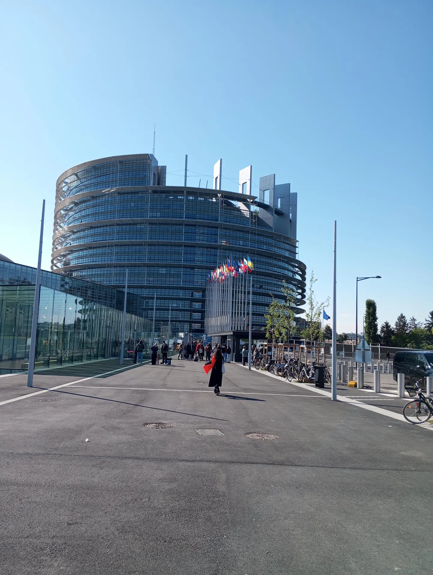 Eurosaadikud ja nende abilised rändavad iga kuu kodu ning Brüsseli ja Strasbourgi parlamendihoone (pildil) vahet. Kõige rohelisemad ametnikud kihutavat Brüsseli ja Strasbourgi vahet jalgratastel: aega läheb kolm-neli päeva ühes suunas.